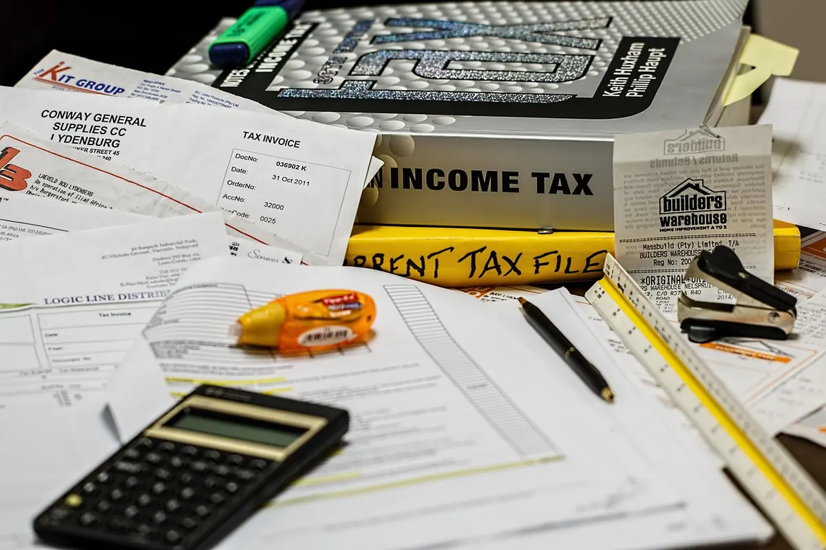 UK Invoicing for Freelance Writers: A Simple Guide to Getting Paid on Time